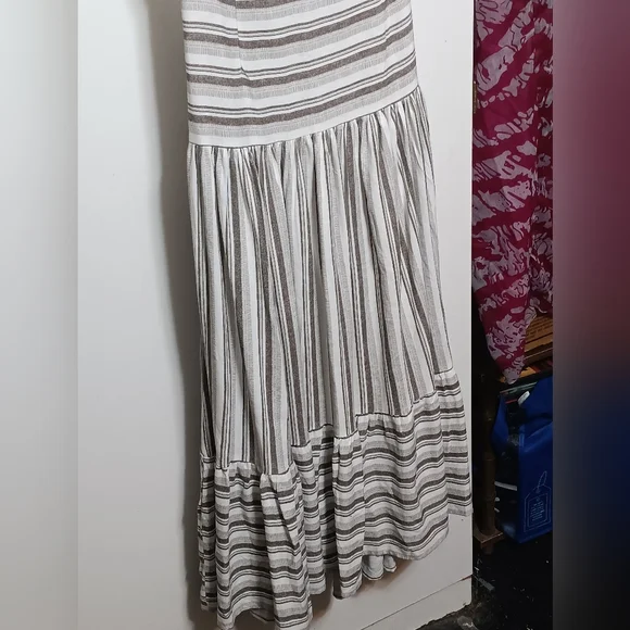 Elegant White and Brown Striped Dress - Picture 3 of 8